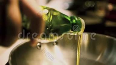 将橄榄油倒入不锈钢炒锅，在家烹饪